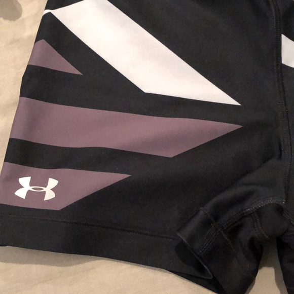 Under Armor shortie shorts. Black, Gray, white Lrg - Picture 2 of 8